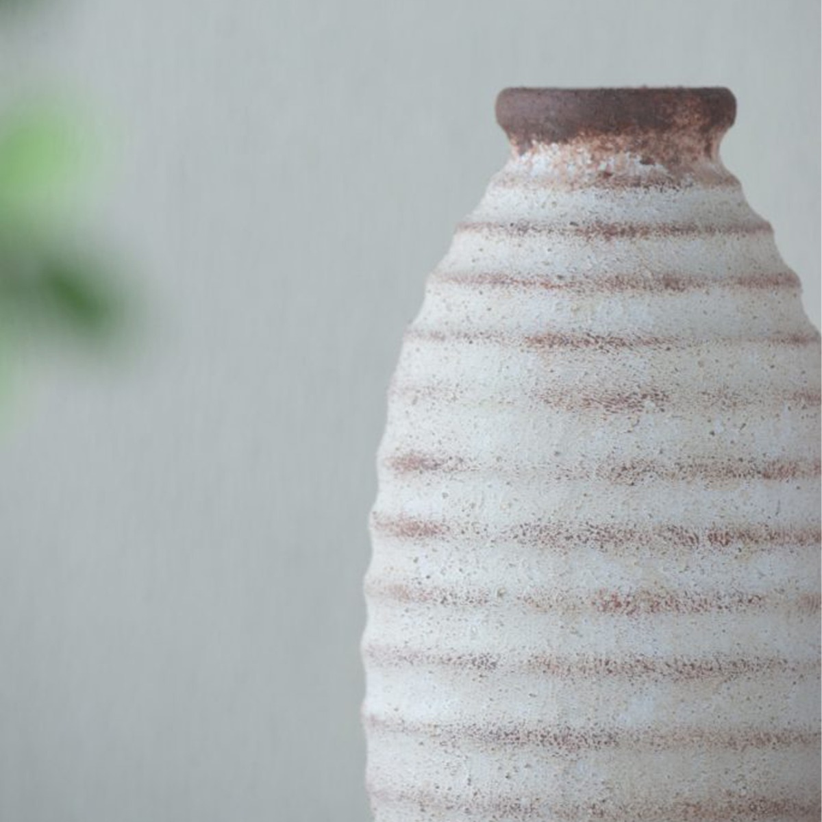 Artekko Antique Λευκό Κεραμικό Βάζο με Καφέ Λεπτομέρειες (12.7x12.7x28.4)cm