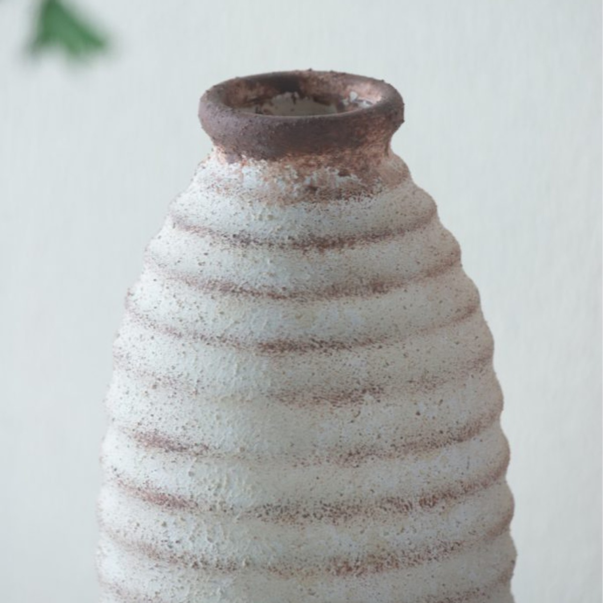 Artekko Antique Λευκό Κεραμικό Βάζο με Καφέ Λεπτομέρειες (12.7x12.7x28.4)cm