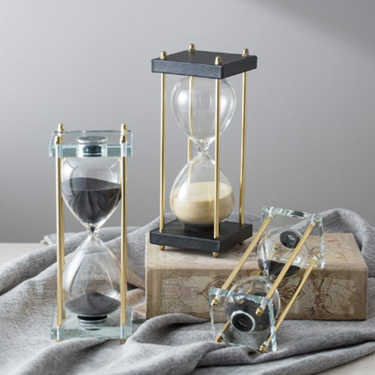 Artekko Hourglass Κλεψύδρα Διακοσμητική Γυαλί Κρύσταλλο Μαύρο Χρυσό (7.6x7.6x20.5)cm