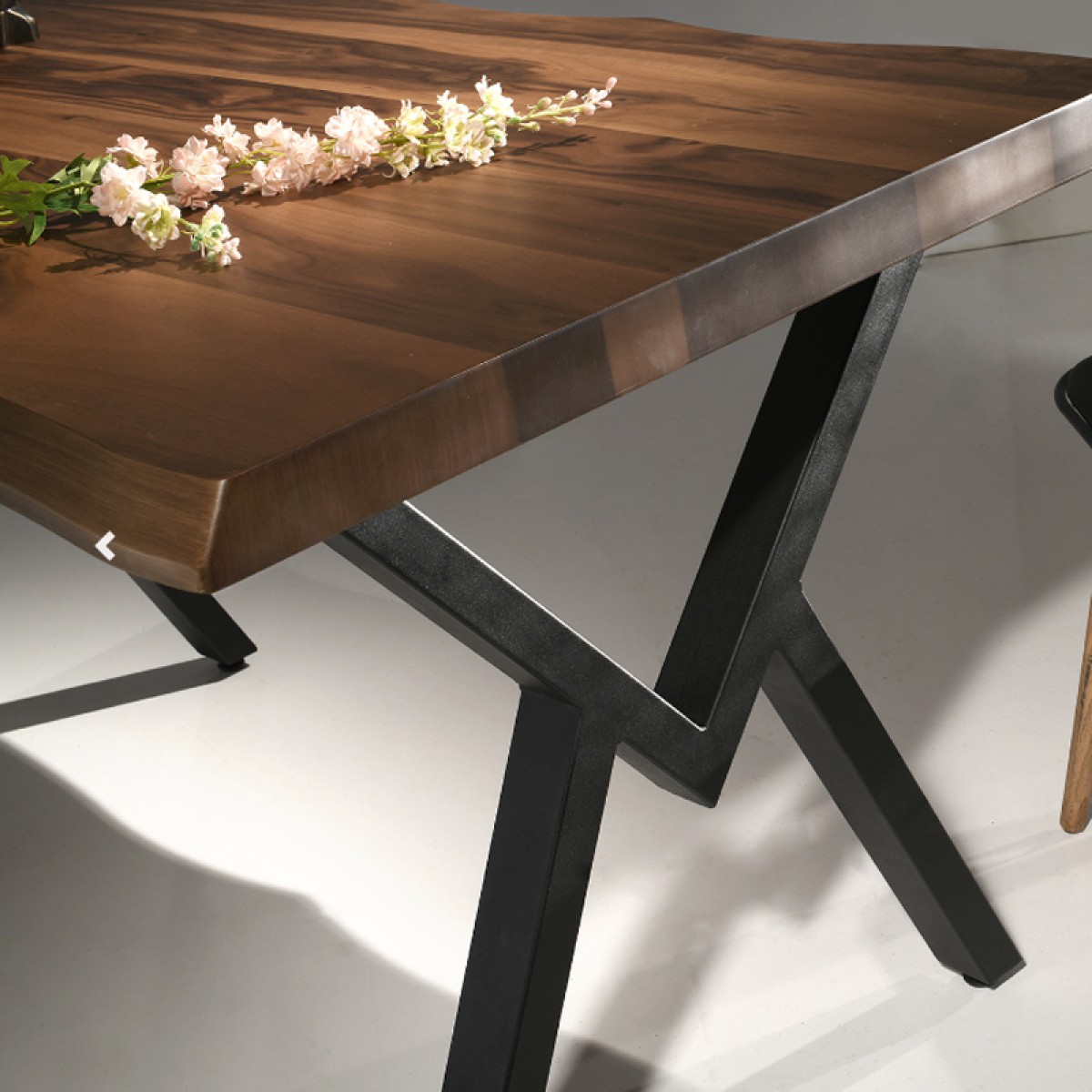 Artekko Efor Pera Τραπέζι MDF με Εφέ Κορμού Καφέ και Μεταλλικά Μαύρα Πόδια (140x80x75)cm