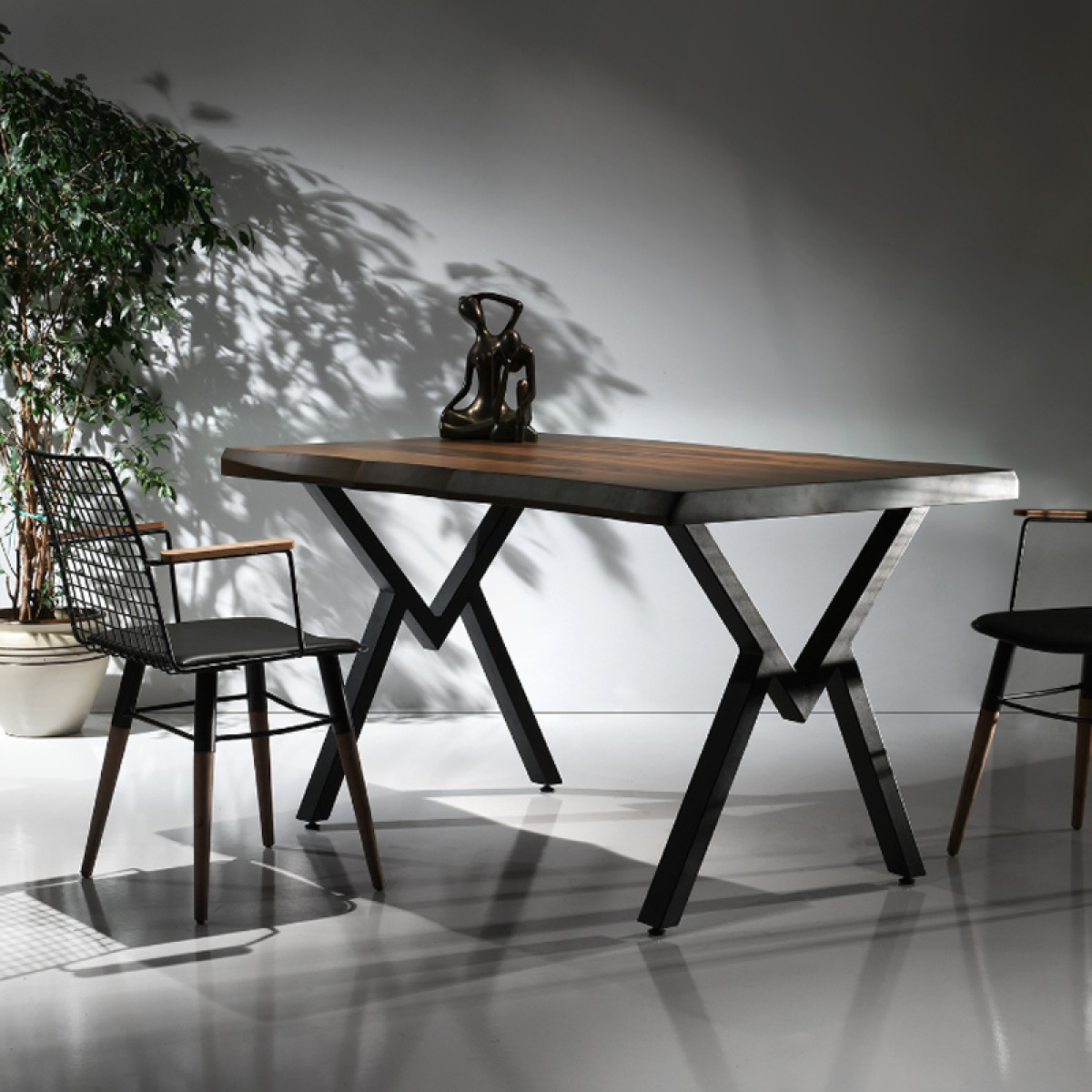 Artekko Efor Pera Τραπέζι MDF με Εφέ Κορμού Καφέ και Μεταλλικά Μαύρα Πόδια (140x80x75)cm