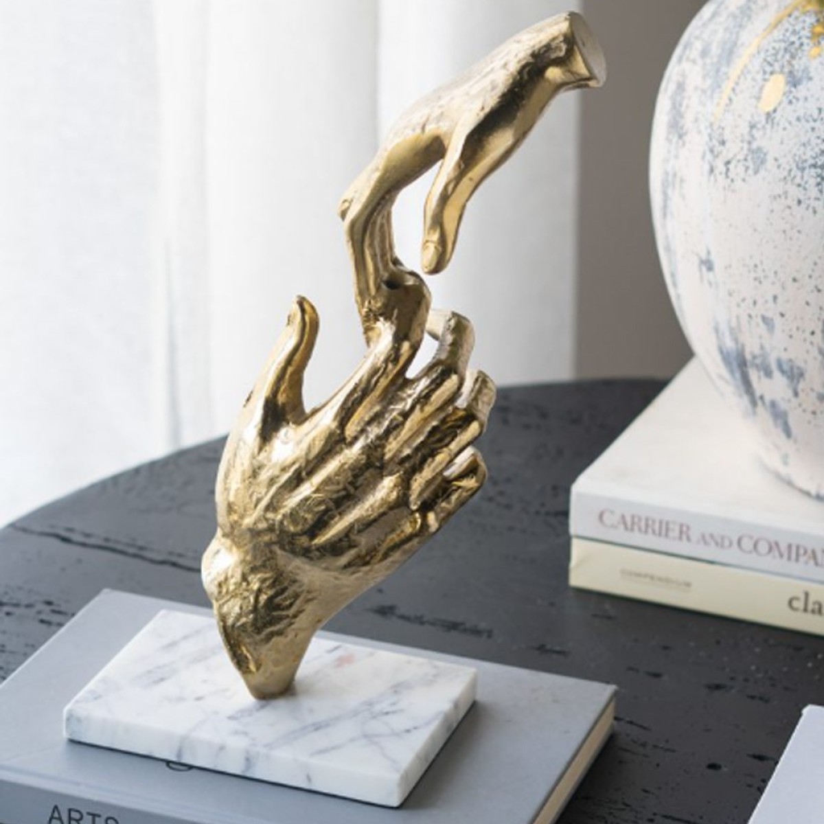 Artekko Marble Χρυσό Μεταλλικό Επιτραπέζιο Διακοσμητικό Γλυπτό με Χέρια σε Λευκή Μαρμάρινη Βάση (21.6x10.2x33)cm
