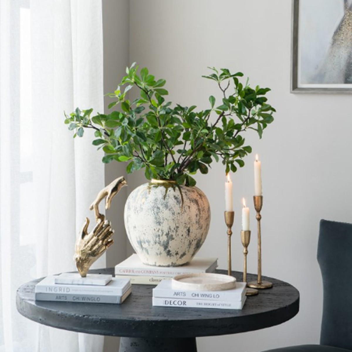 Artekko Marble Χρυσό Μεταλλικό Επιτραπέζιο Διακοσμητικό Γλυπτό με Χέρια σε Λευκή Μαρμάρινη Βάση (21.6x10.2x33)cm