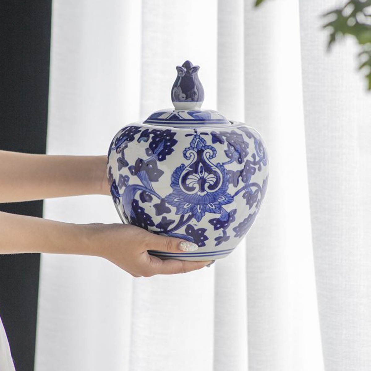 Artekko Melania Διακοσμητικό Δοχείο Βάζο με Καπάκι Πορσελάνης σε Λευκό με Μπλε (20.3x20.3x25.4)cm