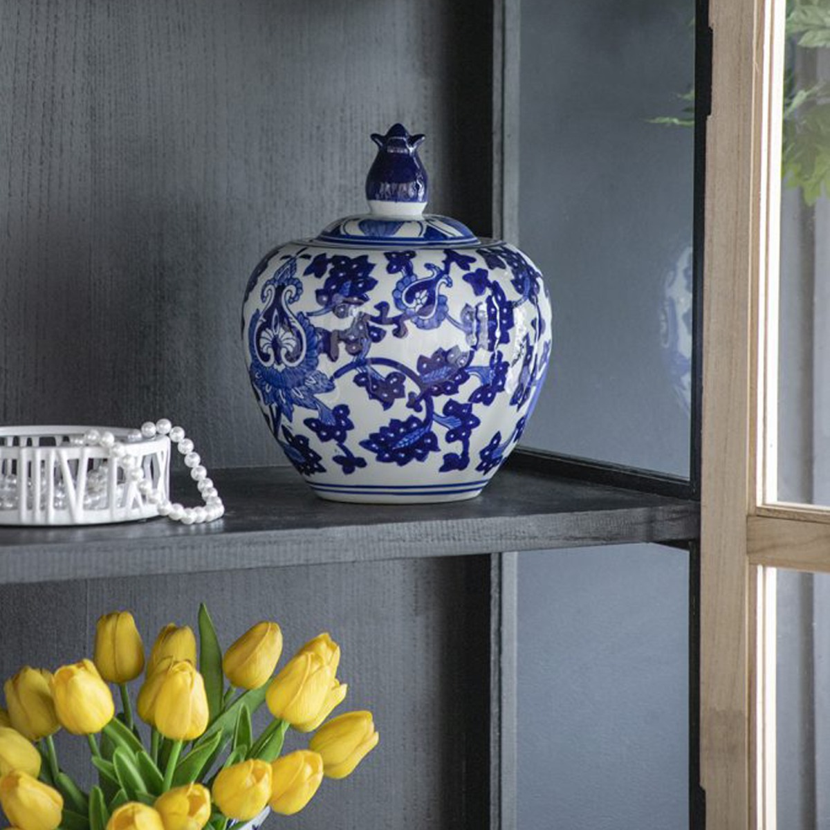 Artekko Melania Διακοσμητικό Δοχείο Βάζο με Καπάκι Πορσελάνης σε Λευκό με Μπλε (20.3x20.3x25.4)cm