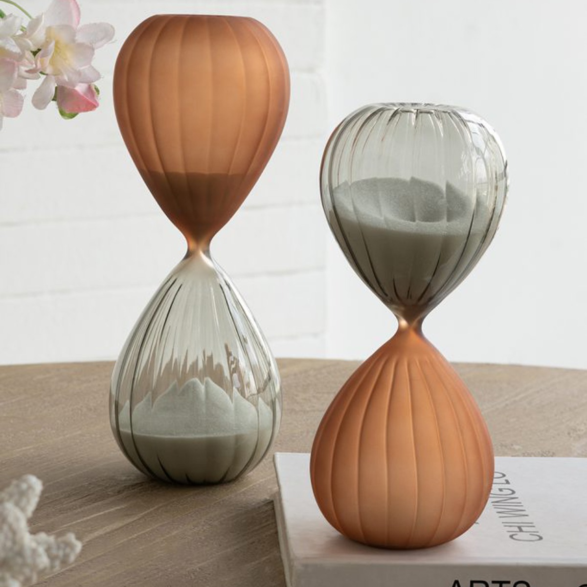 Artekko Hourglass Πολύχρωμη Ματ Γυάλινη Κλεψύδρα με Λευκή Άμμο (9.3x9.3x24.8)cm