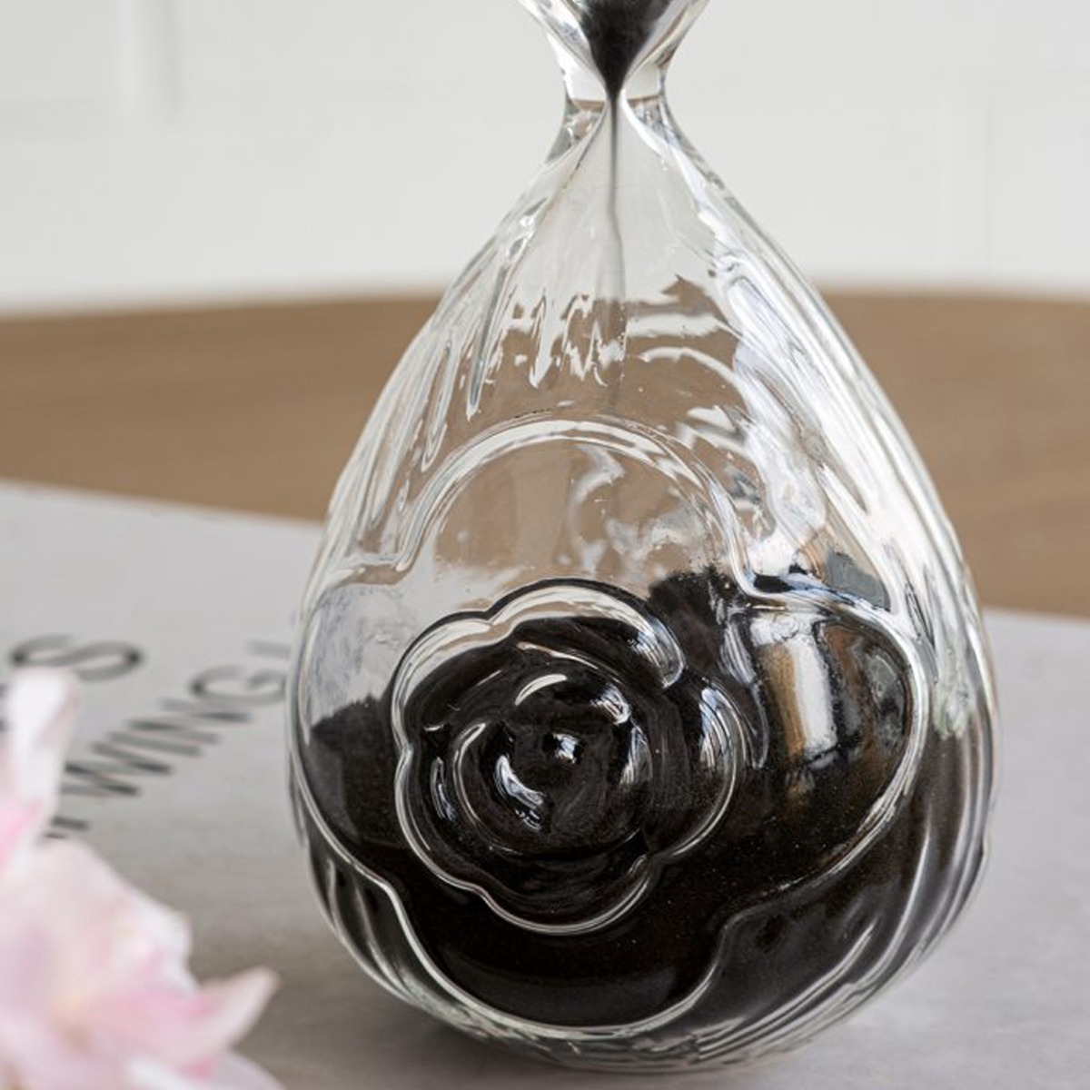 Artekko Hourglass Γυάλινη Κλεψύδρα με Ανάγλυφο Τριαντάφυλλο και Μαύρη Άμμο (8.6x8.6x20.4)cm