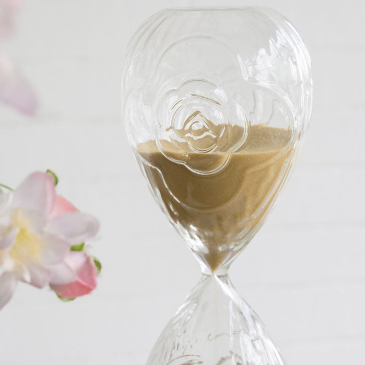 Artekko Hourglass Γυάλινη Κλεψύδρα με Ανάγλυφο Τριαντάφυλλο και Μπεζ Άμμο (9.8x9.8x25.4)cm