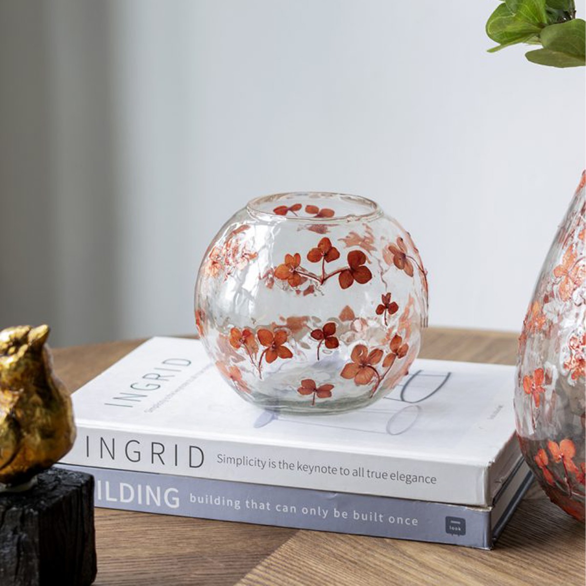 Artekko Aphelios Διάφανο Γυάλινο Βάζο με Πορτοκαλί Λουλούδια (14x14x13)cm