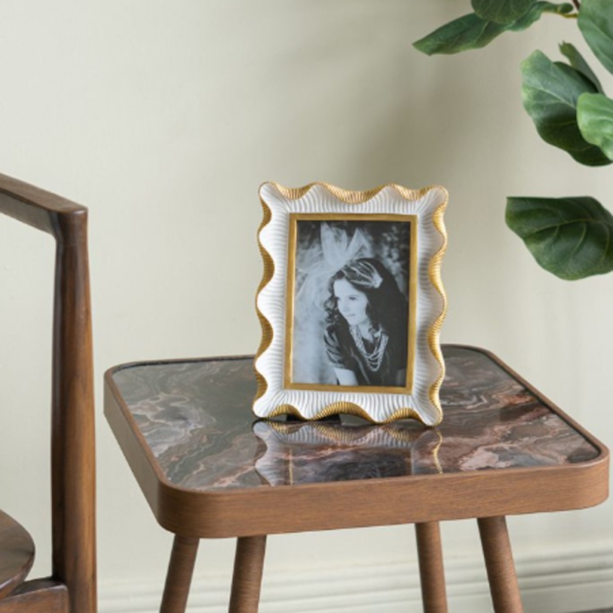 Artekko Frame Λευκή Κορνίζα Ρητίνης για Φωτογραφία 4Χ6" με Χρυσές Λεπτομέρειες (17.1x2.2x21.7)cm