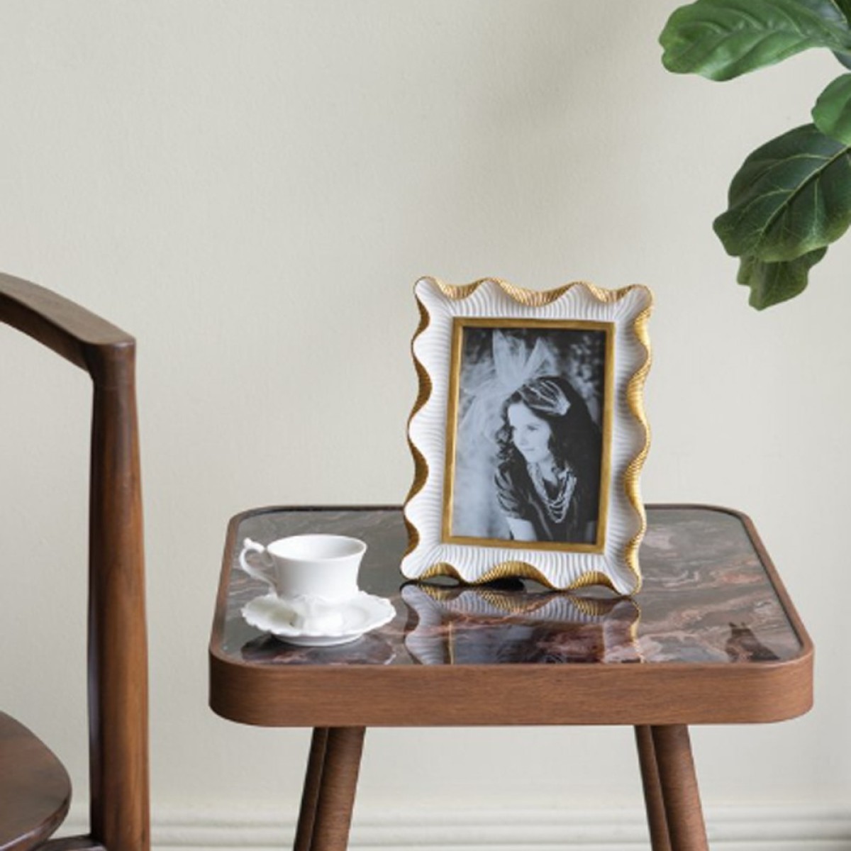 Artekko Frame Λευκή Κορνίζα Ρητίνης για Φωτογραφία 5Χ7" με Χρυσές Λεπτομέρειες (19.5x2.2x24)cm
