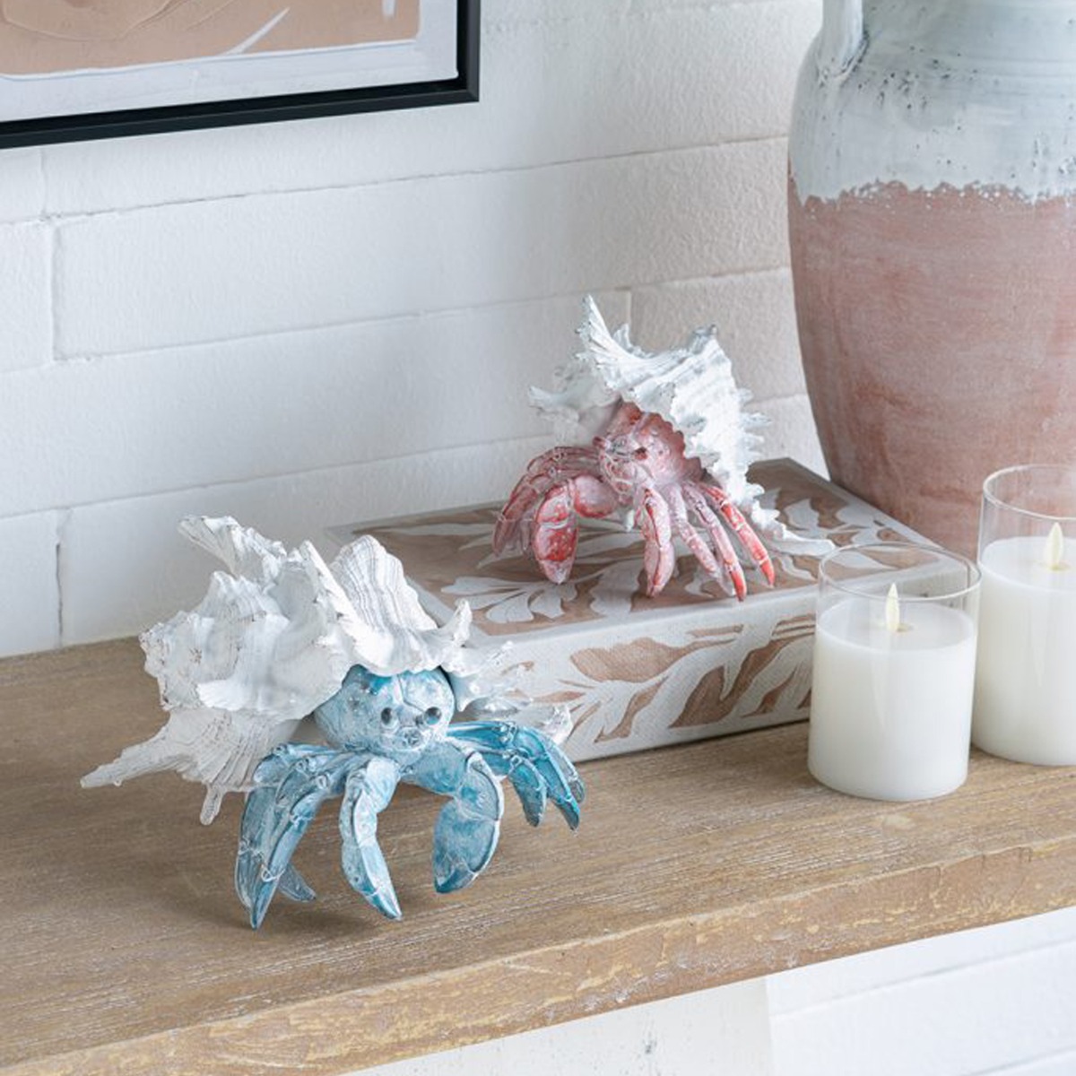 Artekko Animal Μπλε Επιτραπέζιο Διακοσμητικό Καβούρι σε Λευκό Κοχύλι από Ρητίνη (23.5x23.5x17.8)cm