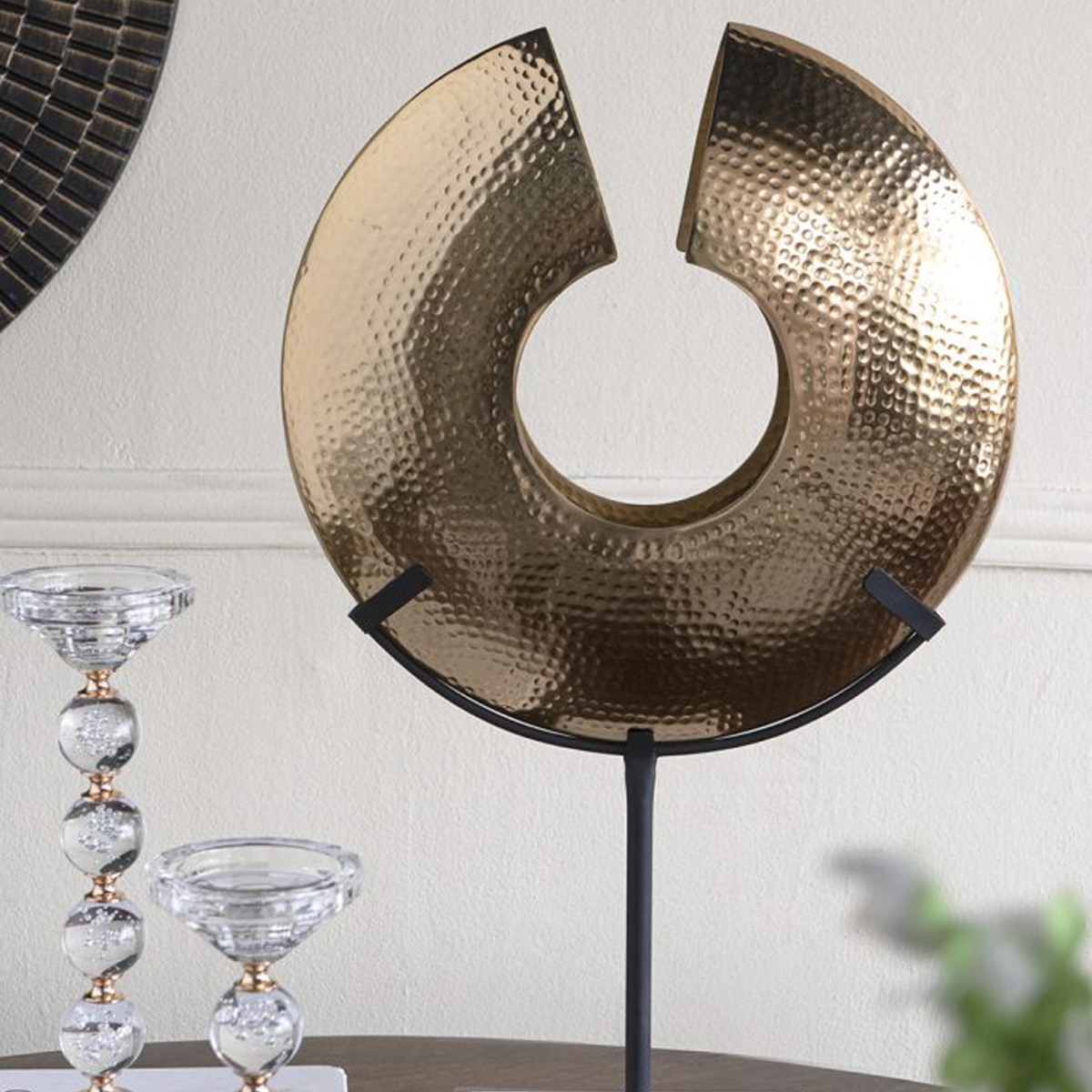 Artekko Zuccal Χρυσό Μεταλλικό Επιτραπέζιο Διακοσμητικό σε Λευκή Μαρμάρινη Βάση (35x10x59)cm