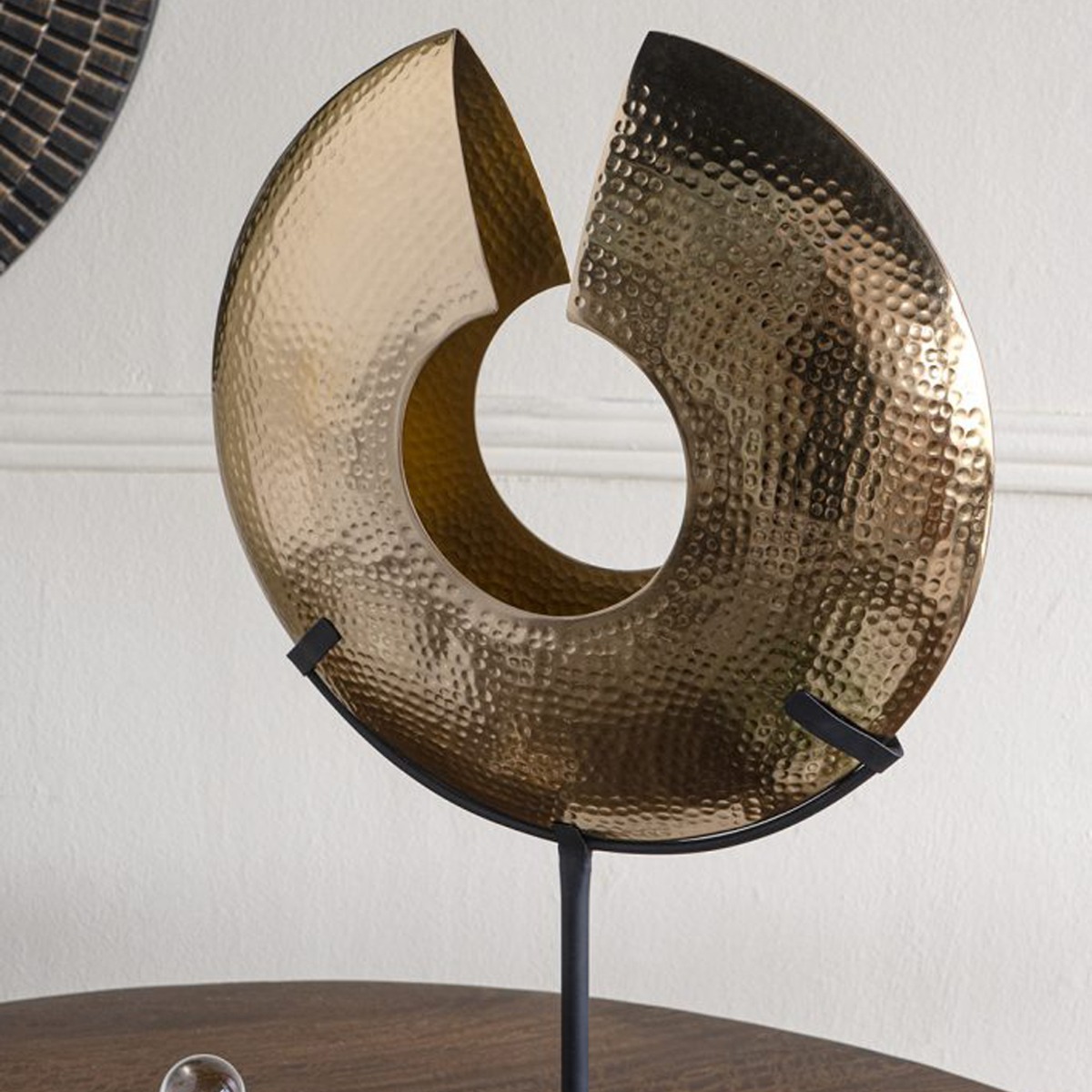 Artekko Zuccal Χρυσό Μεταλλικό Επιτραπέζιο Διακοσμητικό σε Λευκή Μαρμάρινη Βάση (35x10x59)cm