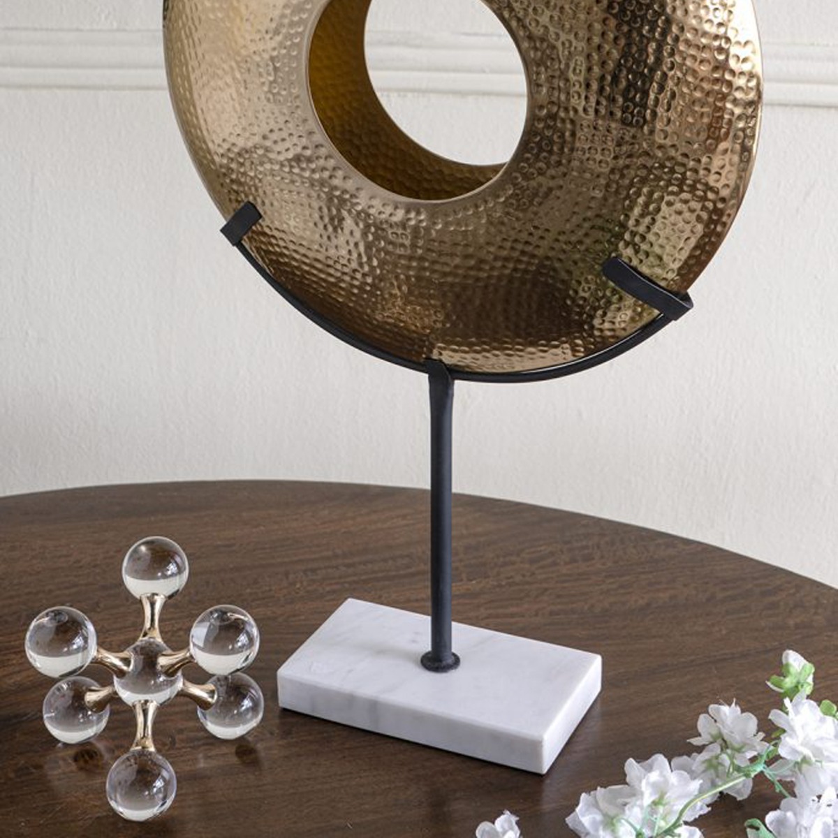 Artekko Zuccal Χρυσό Μεταλλικό Επιτραπέζιο Διακοσμητικό σε Λευκή Μαρμάρινη Βάση (35x10x59)cm