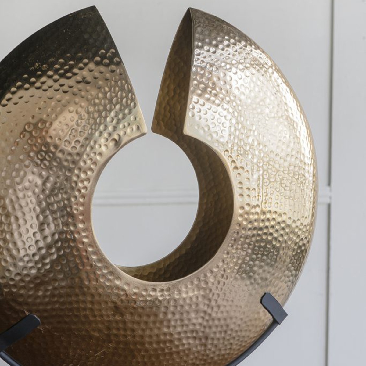 Artekko Zuccal Χρυσό Μεταλλικό Επιτραπέζιο Διακοσμητικό σε Λευκή Μαρμάρινη Βάση (35x10x59)cm