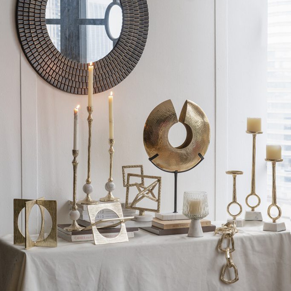 Artekko Zuccal Χρυσό Μεταλλικό Επιτραπέζιο Διακοσμητικό σε Λευκή Μαρμάρινη Βάση (35x10x59)cm