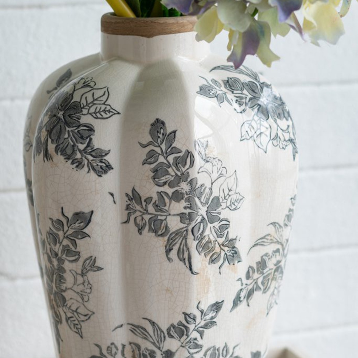 Artekko Aging Λευκό Κεραμικό Βάζο με Γκρι Λουλούδια (20.5x20.5x34.5)cm
