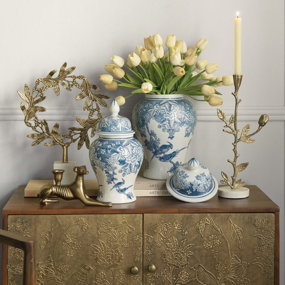 Artekko Melania Διακοσμητικό Δοχείο Βάζο με Καπάκι Πορσελάνης σε Άσπρο με Μπλε (17x17x31.5)cm