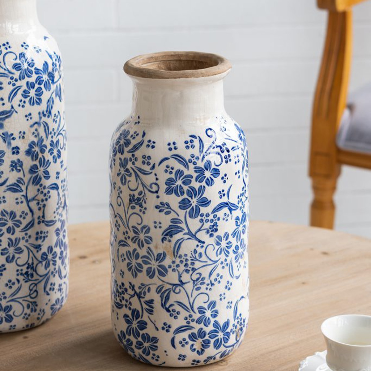 Artekko Aging Λευκό Κεραμικό Βάζο με Μπλε Λουλούδια (14.5x14.5x31.7)cm