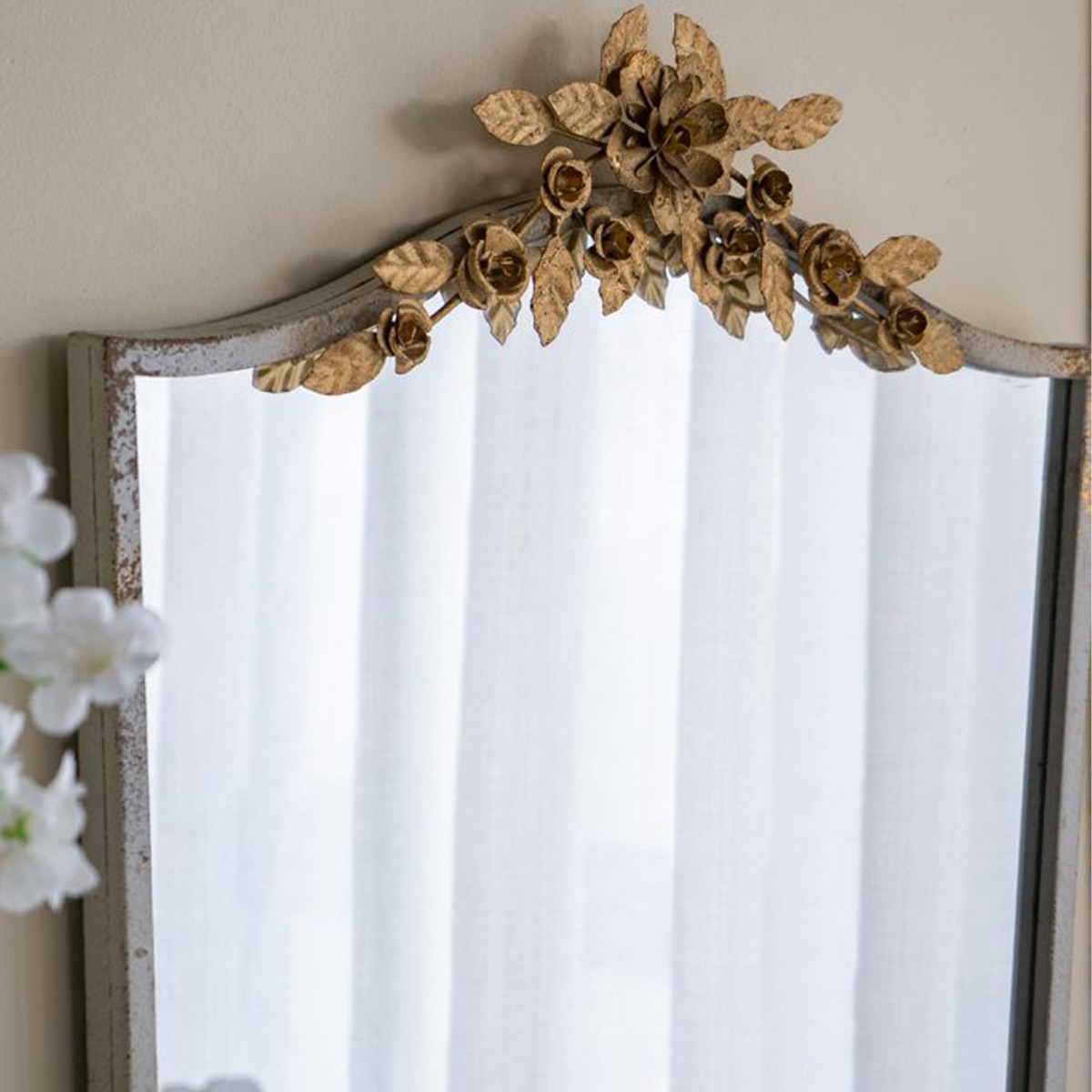 Artekko Alcott Μεταλλικός Καθρέπτης Τοίχου σε Λευκή Πατίνα με Χρυσές Λεπτομέρειες (61x4x95)cm