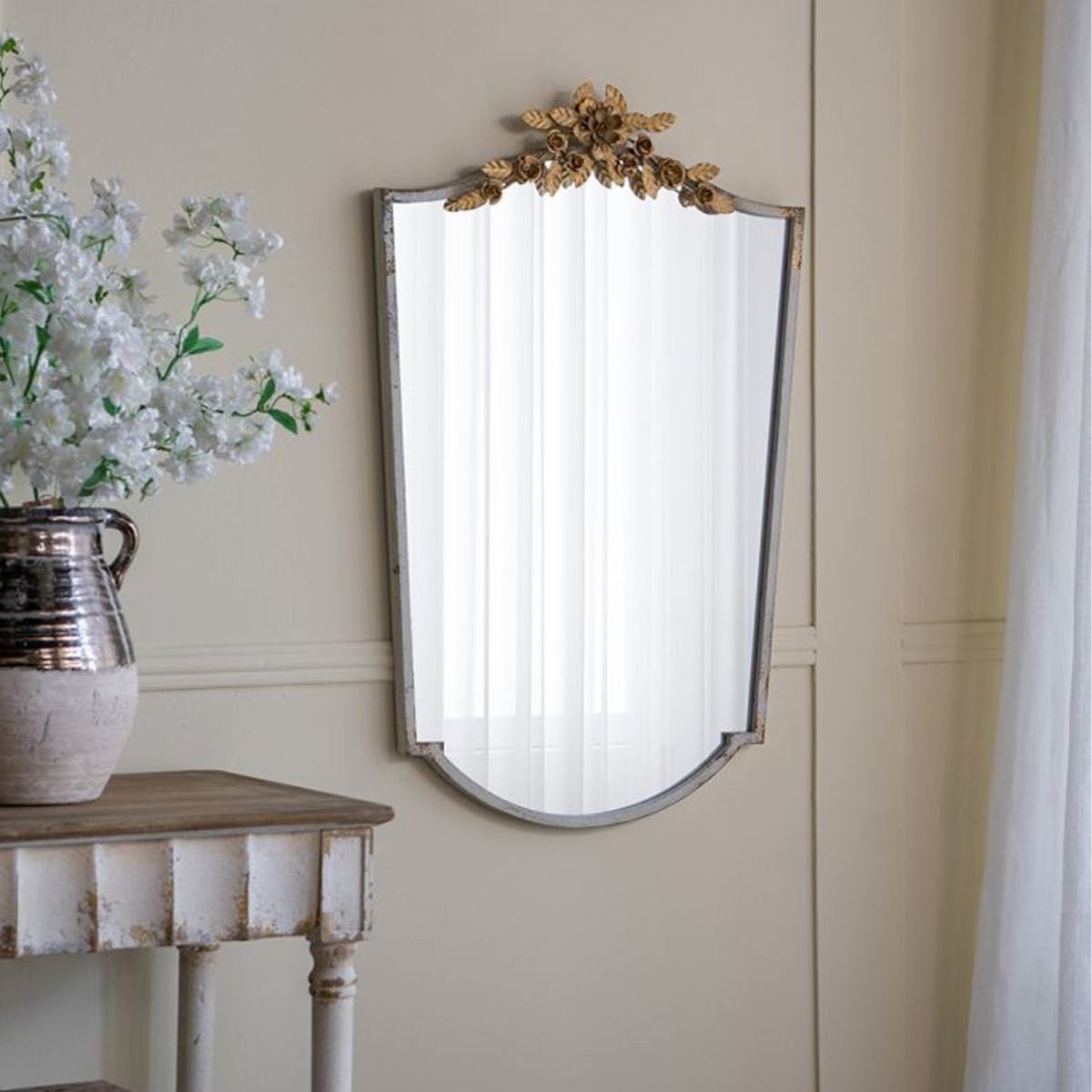 Artekko Alcott Μεταλλικός Καθρέπτης Τοίχου σε Λευκή Πατίνα με Χρυσές Λεπτομέρειες (61x4x95)cm
