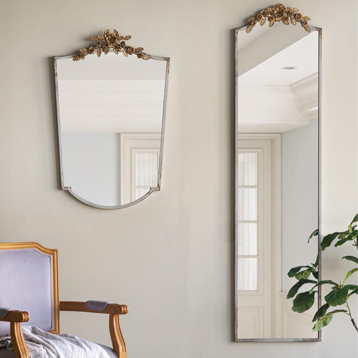 Artekko Alcott Μεταλλικός Καθρέπτης Τοίχου σε Λευκή Πατίνα με Χρυσές Λεπτομέρειες (61x4x95)cm