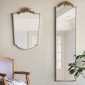 Artekko Alcott Μεταλλικός Καθρέπτης Τοίχου σε Λευκή Πατίνα με Χρυσές Λεπτομέρειες (61x4x95)cm