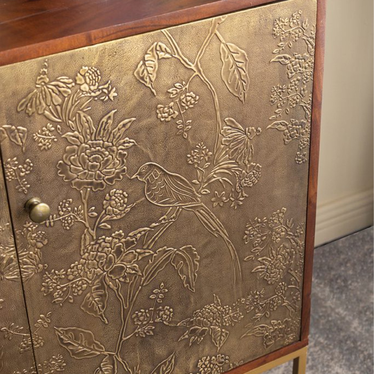 Artekko Orion Καφέ Ξύλινος Μπουφές με Ανάγλυφα Χρυσά Σχέδια (83.8x40.6x75)cm