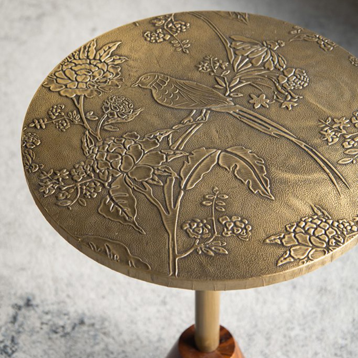 Artekko Orion Καφέ Ξύλινο Βοηθητικό Τραπέζι με Ανάγλυφα Χρυσά Σχέδια (38.1x38.1x56)cm