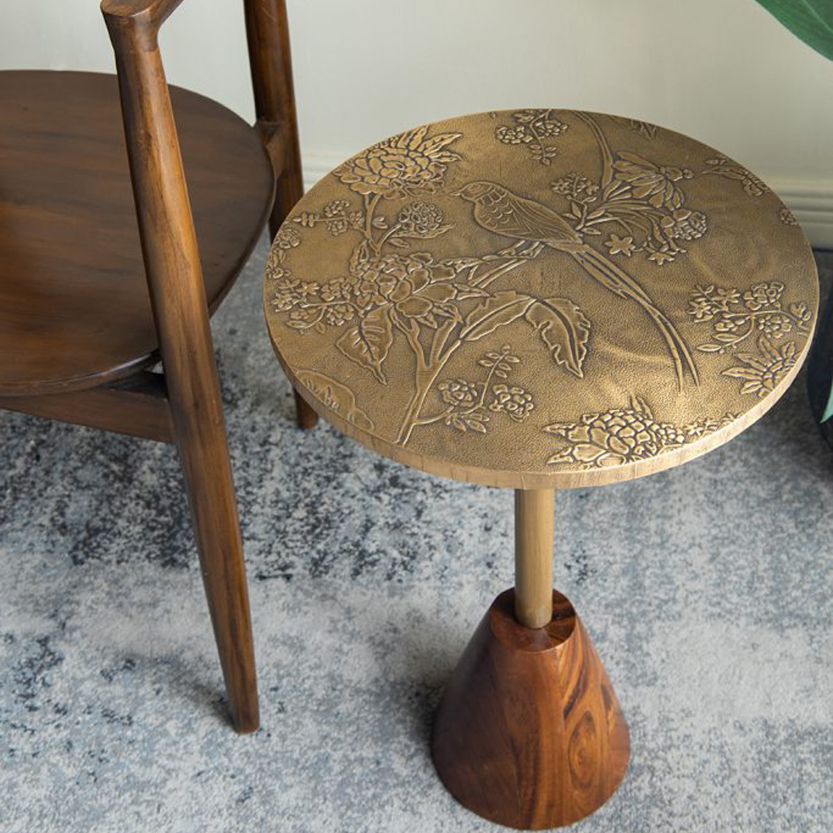 Artekko Orion Καφέ Ξύλινο Βοηθητικό Τραπέζι με Ανάγλυφα Χρυσά Σχέδια (38.1x38.1x56)cm