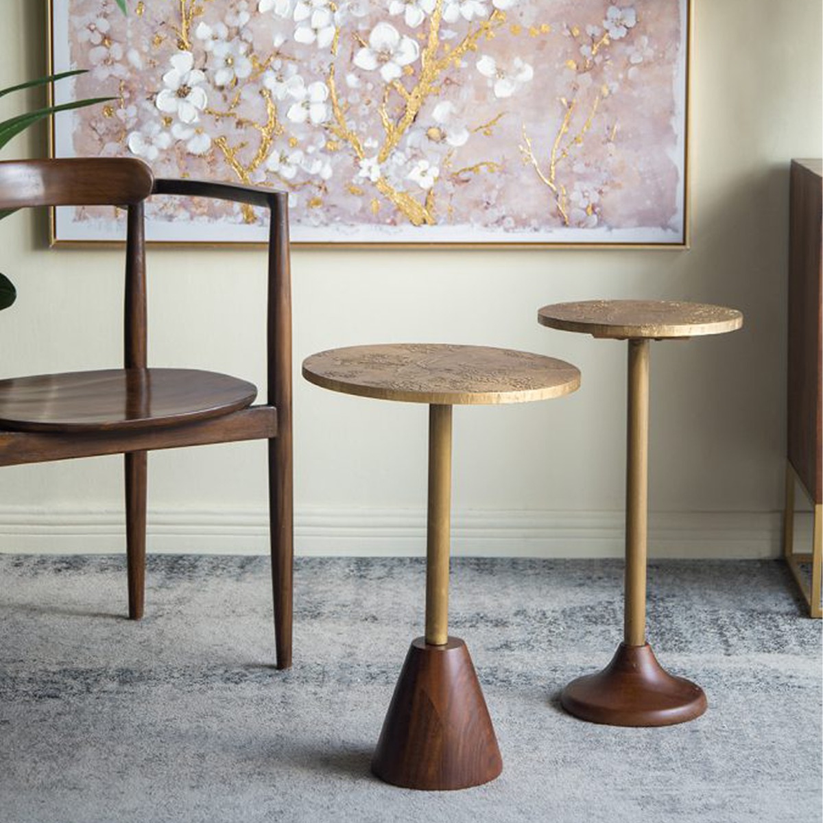 Artekko Orion Καφέ Ξύλινο Βοηθητικό Τραπέζι με Ανάγλυφα Χρυσά Σχέδια (38.1x38.1x56)cm