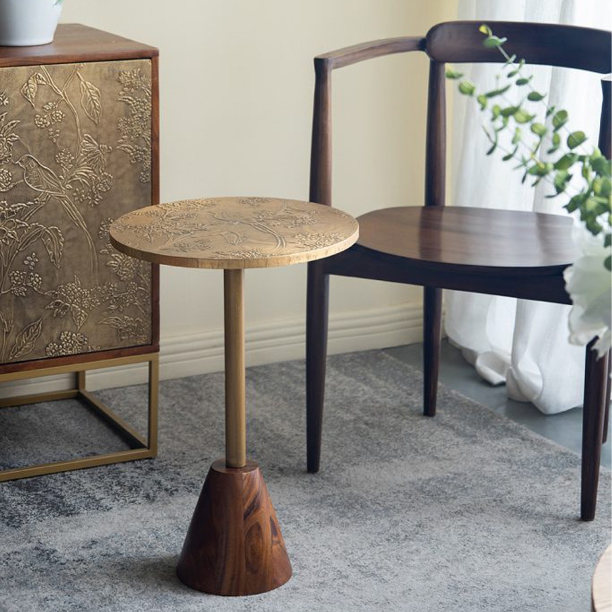 Artekko Orion Καφέ Ξύλινο Βοηθητικό Τραπέζι με Ανάγλυφα Χρυσά Σχέδια (38.1x38.1x56)cm