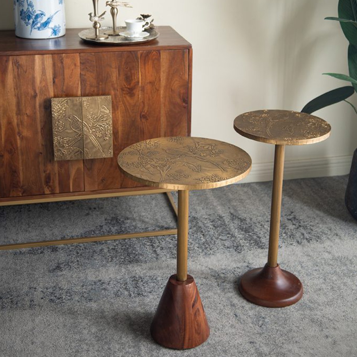 Artekko Orion Καφέ Ξύλινο Βοηθητικό Τραπέζι με Ανάγλυφα Χρυσά Σχέδια (38.1x38.1x56)cm