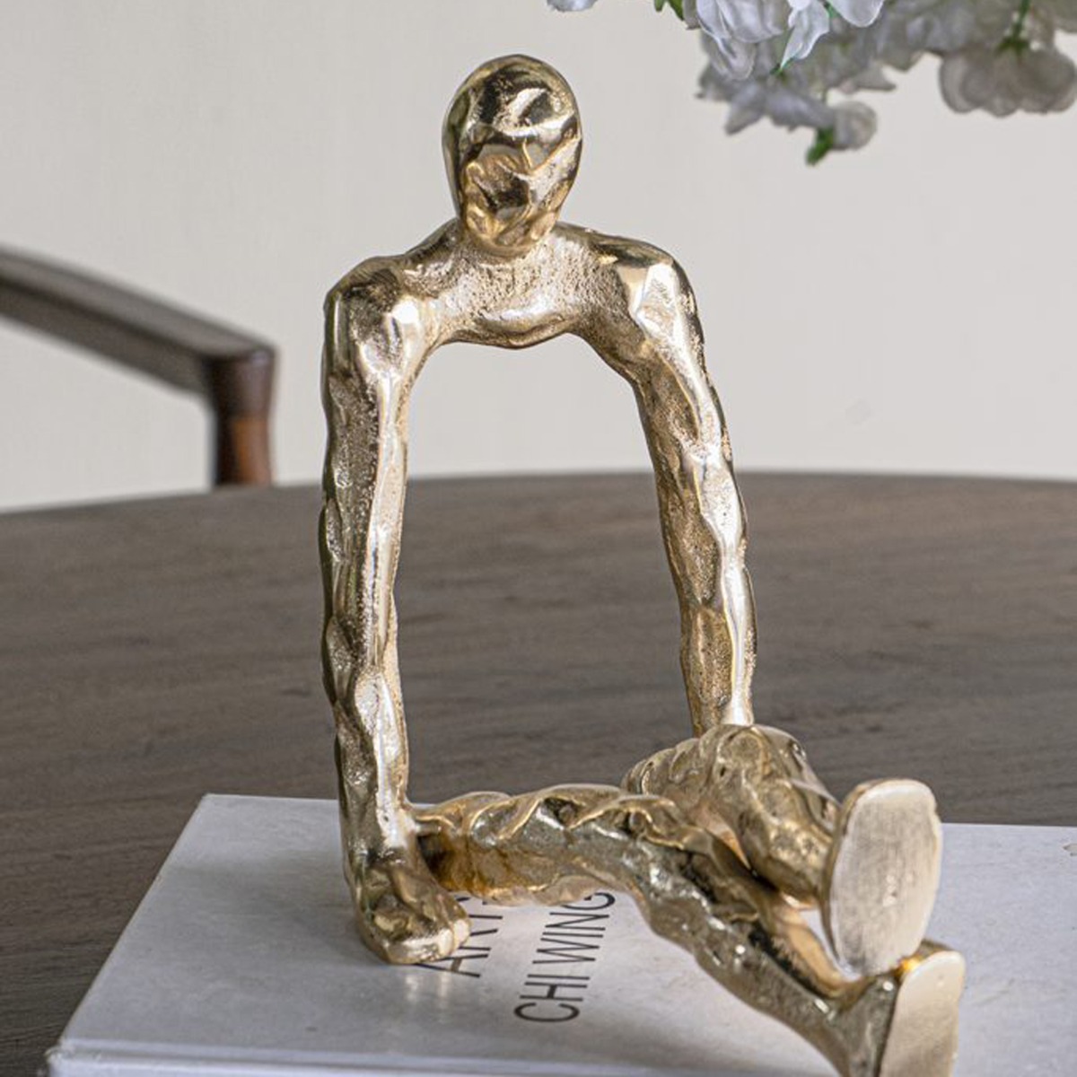Artekko Figurine Χρυσό Μεταλλικό Επιτραπέζιο Διακοσμητικό Γλυπτό με Φιγούρα (21x12x22)cm