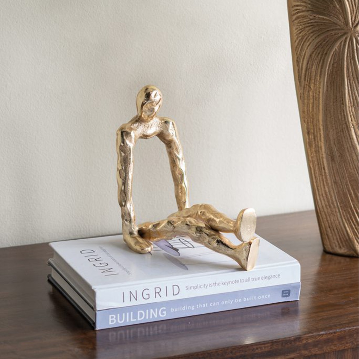 Artekko Figurine Χρυσό Μεταλλικό Επιτραπέζιο Διακοσμητικό Γλυπτό με Φιγούρα (21x12x22)cm
