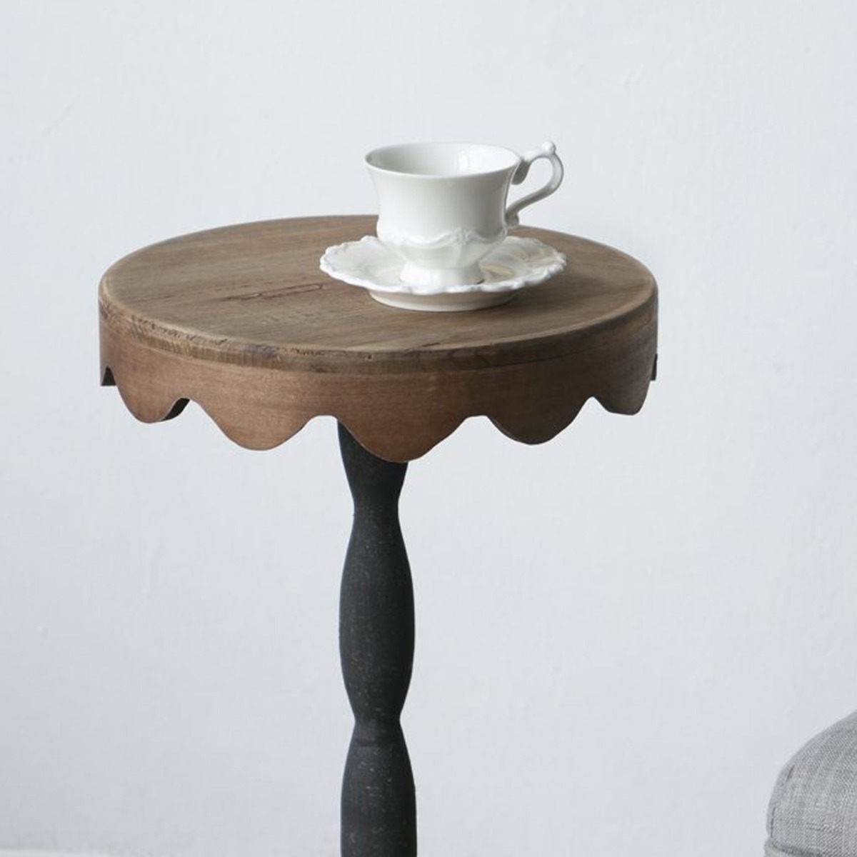 Artekko Solis Καφέ Βοηθητικό Τραπέζι από Ξύλο Ελάτης με Μαύρη Μεταλλική Βάση (26.3x26.3x64.5)cm