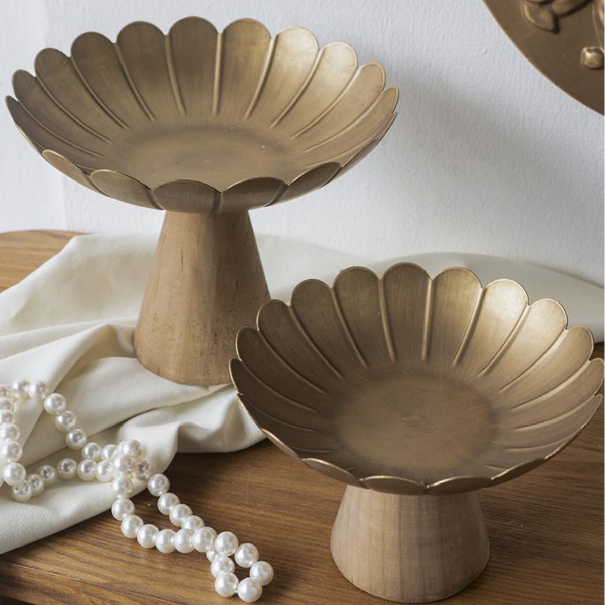 Artekko Solis Χρυσό Μεταλλικό Μπολ με Βάση από Ξύλο Πεύκου (25x25x20)cm