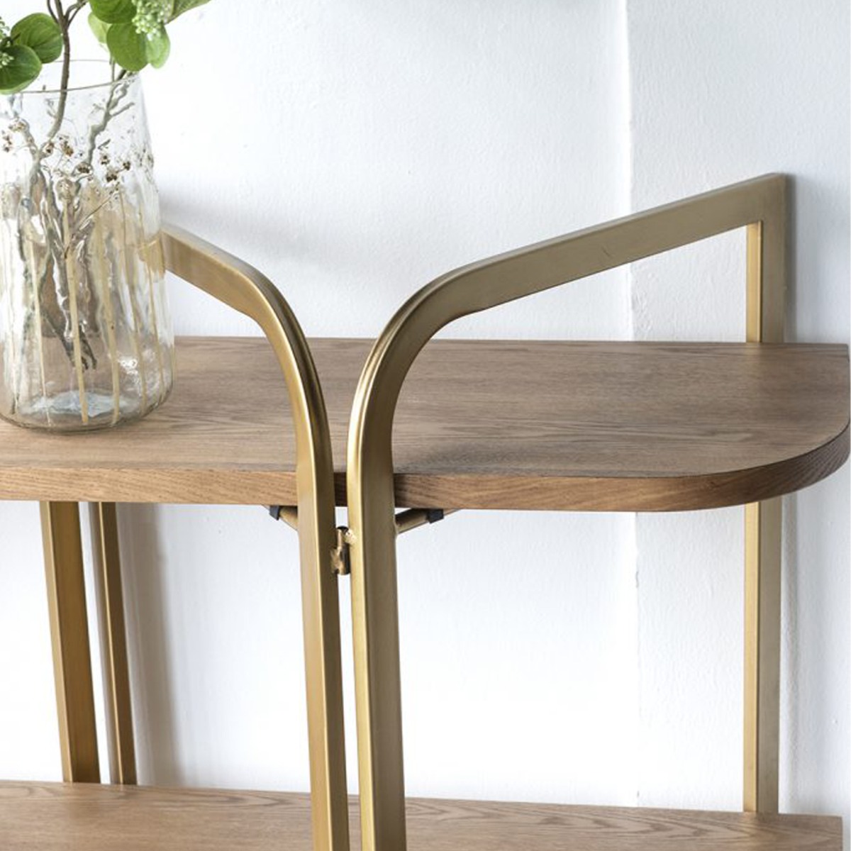 Artekko Lume Καφέ MDF Ραφιέρα με Χρυσό Μεταλλικό Σκελετό (121.5x40x179)cm