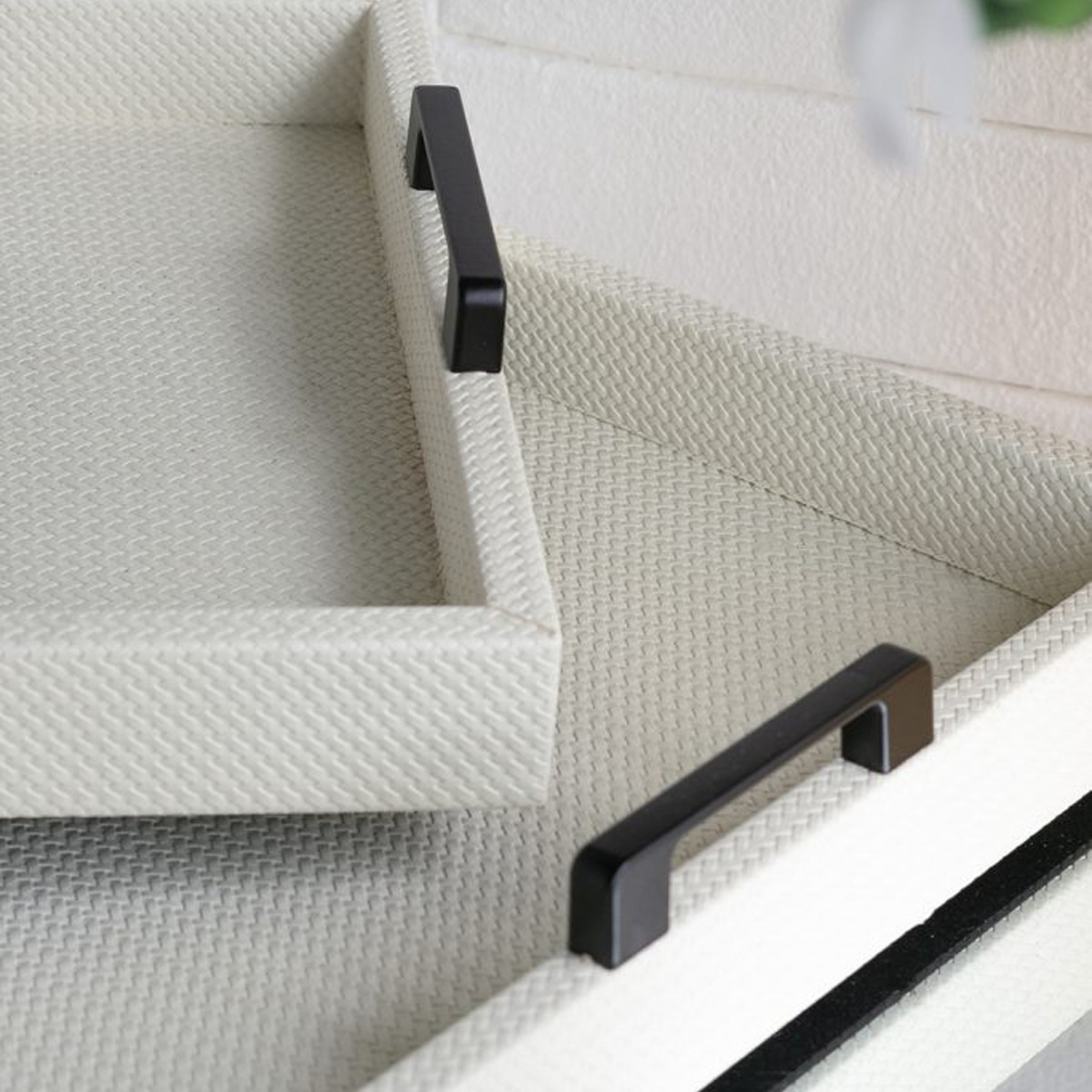 Artekko Lisa Λευκοί MDF Διακοσμητικοί Δίσκοι με Τεχνόδερμα (45.72x35.56x6.35)cm (39.37x30.48x6.35)cm 2pcs