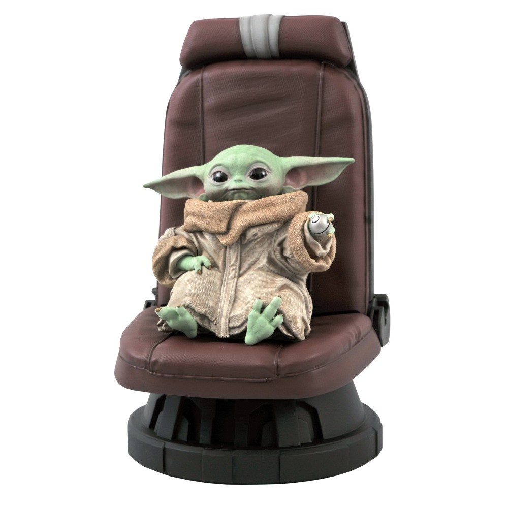 Diamond Disney Star Wars: The Mandalorian - The Child in Co-Pilot Seat Statue (1/2) (AUG202092)