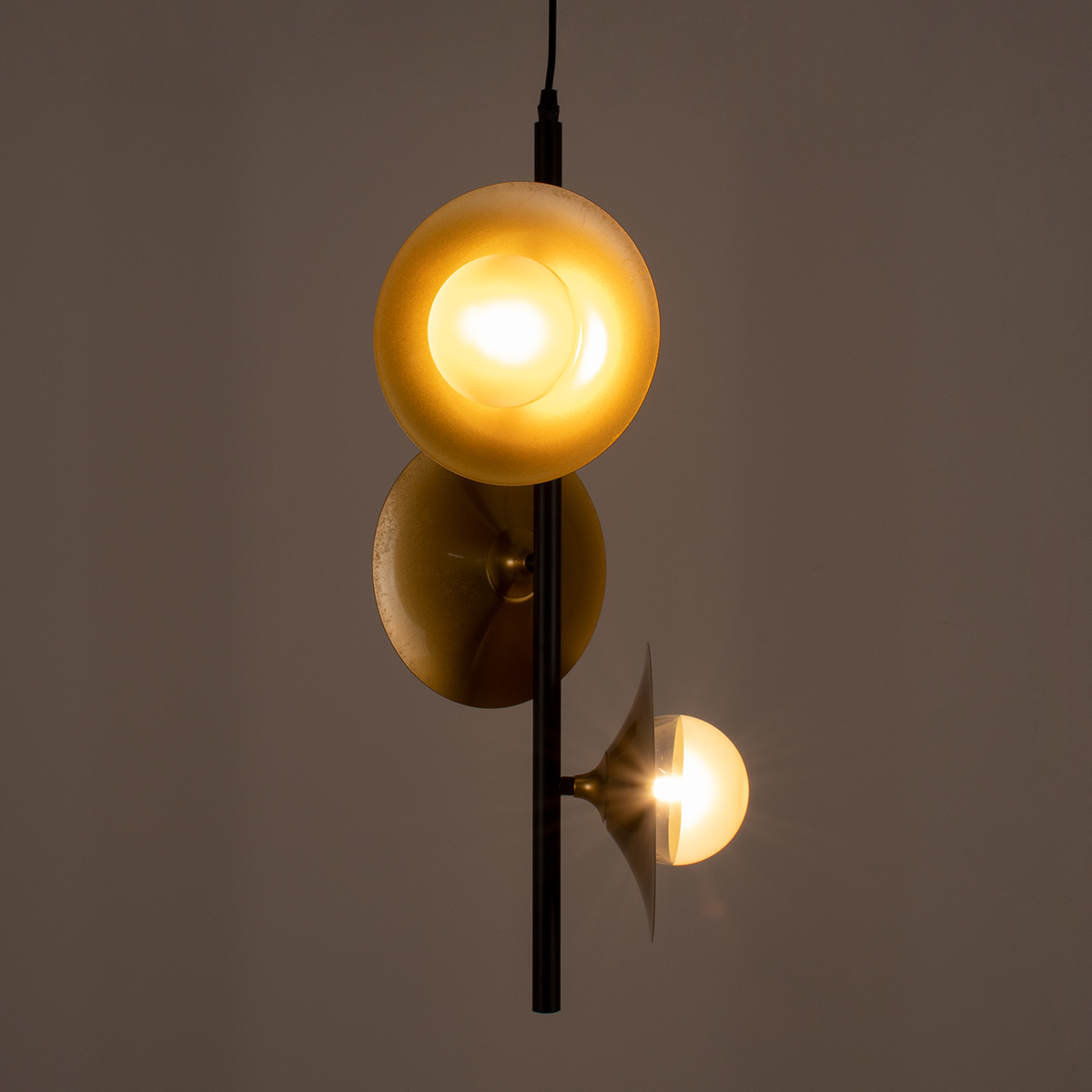 GloboStar® JOLIET 00781 Μοντέρνο Κρεμαστό Φωτιστικό Ανάρτηση Τρίφωτο 3 x G9 Μαύρο & Χρυσό Μέταλλο - Μ28 x Π28 x Y63cm