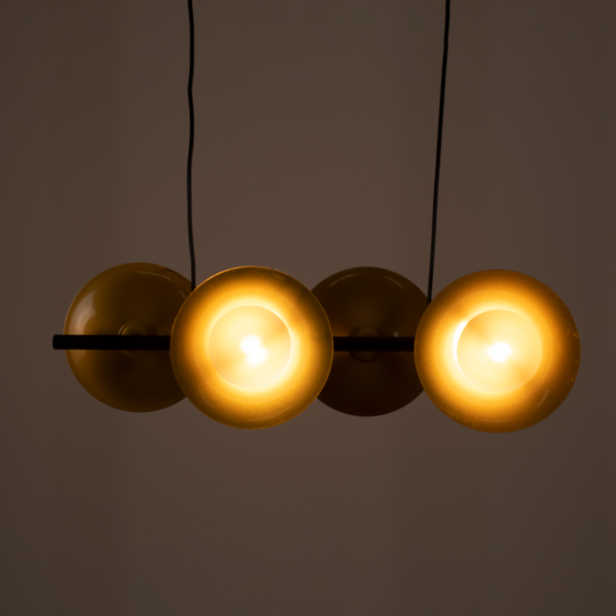GloboStar® JOLIET 00782 Μοντέρνο Κρεμαστό Φωτιστικό Ανάρτηση Πολύφωτο 4 x G9 Μαύρο & Χρυσό Μέταλλο - Μ65 x Π28 x Υ20cm