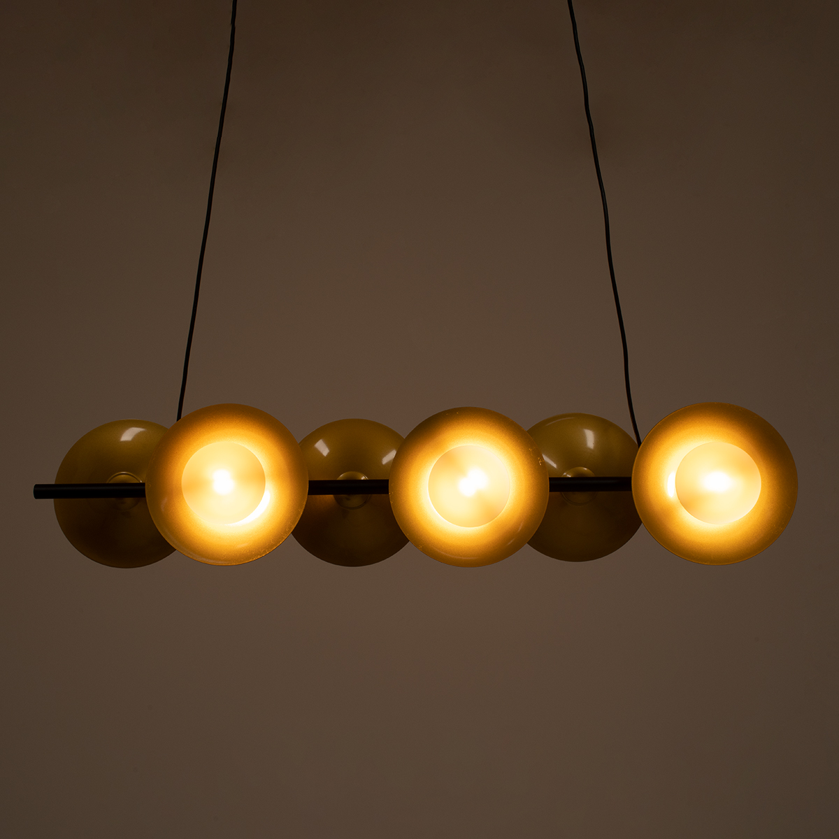 GloboStar® JOLIET 00783 Μοντέρνο Κρεμαστό Φωτιστικό Ανάρτηση Πολύφωτο 6 x G9 Μαύρο & Χρυσό Μέταλλο - Μ95 x Π28 x Υ20cm