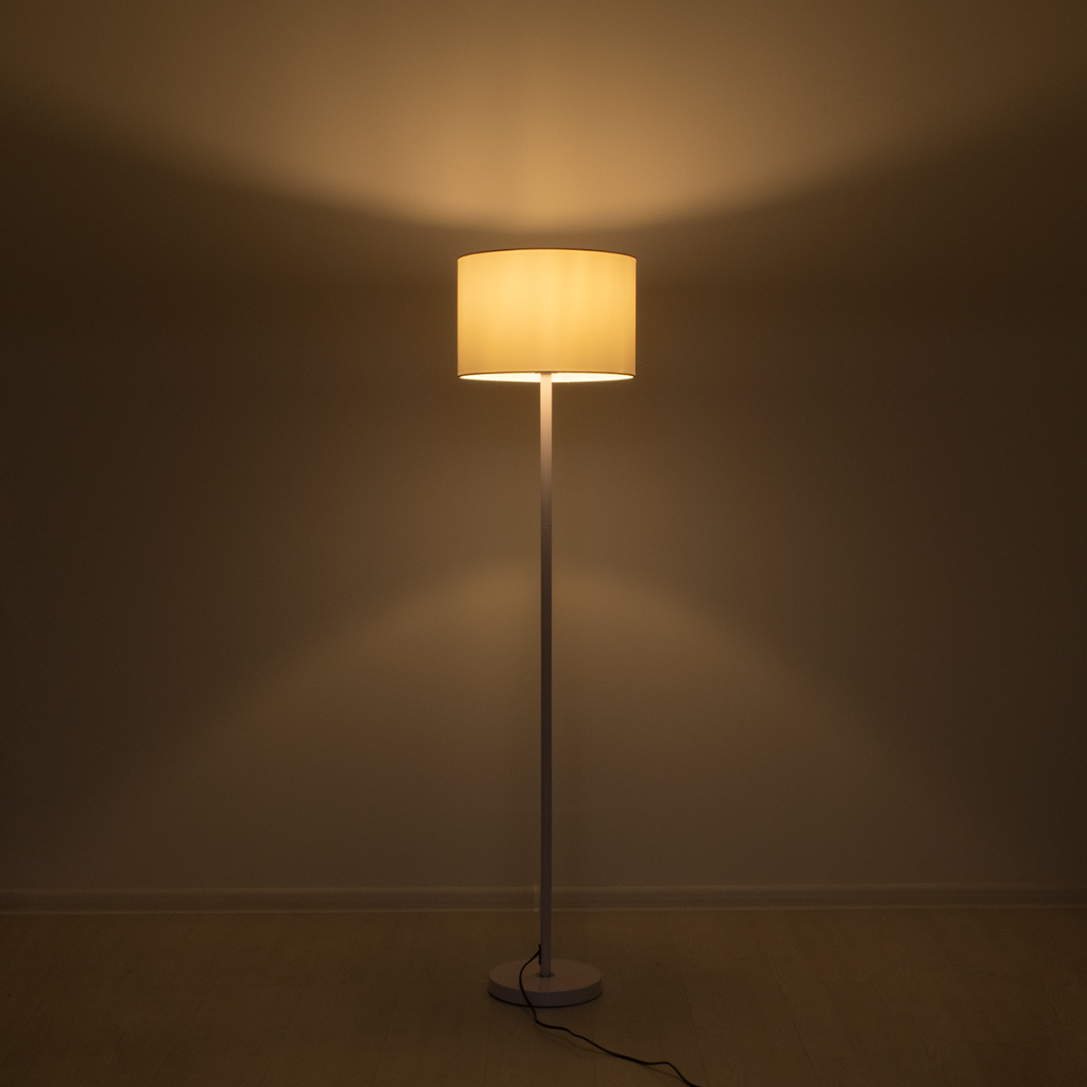 GloboStar® ASHLEY 00823 Μοντέρνο Επιδαπέδιο Φωτιστικό Μονόφωτο 1 x E27 IP20 Λευκό Μέταλλο με Λευκό Ύφασμα - Μ35 x Π35 x Υ145cm