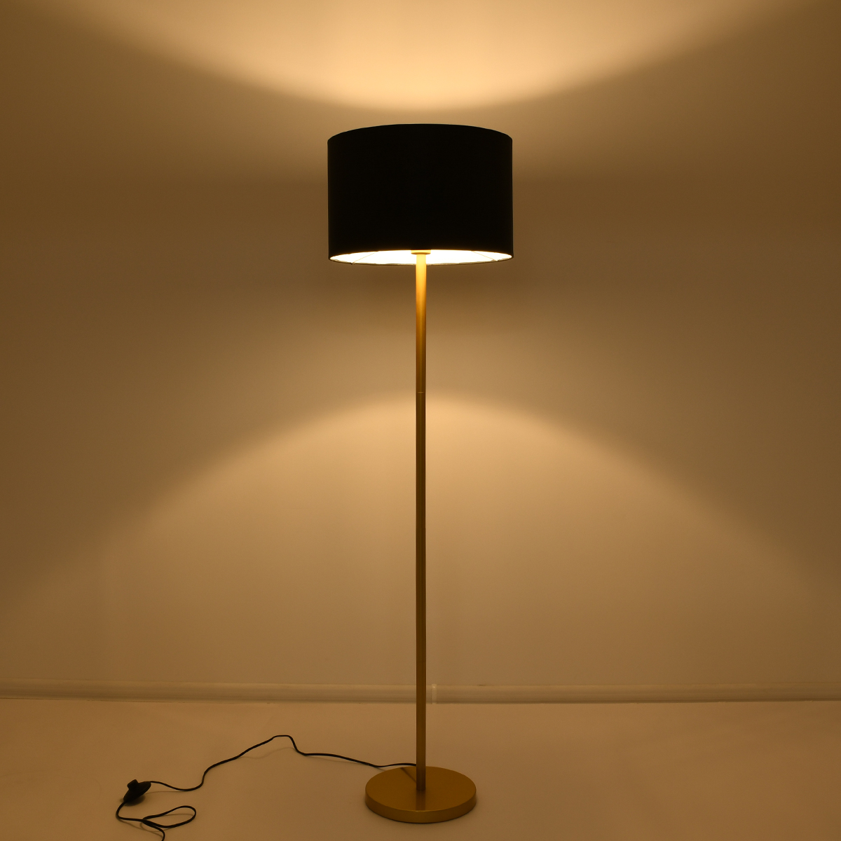 GloboStar® ASHLEY 00825 Μοντέρνο Επιδαπέδιο Φωτιστικό Μονόφωτο 1 x E27 IP20 Χρυσό Μέταλλο με Μαύρο Ύφασμα - Μ40 x Π40 x Υ148cm