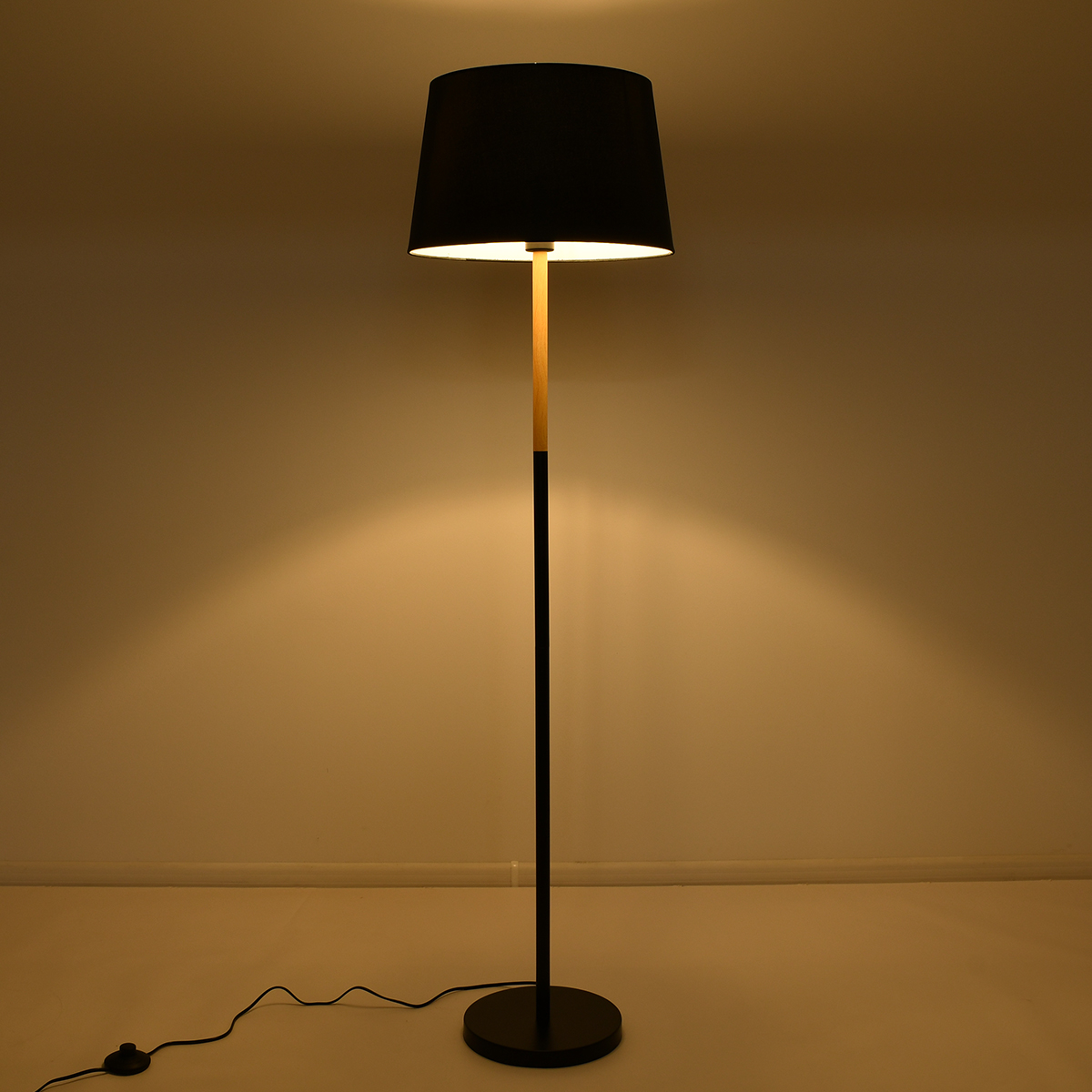 GloboStar® CEDAR 00827 Μοντέρνο Επιδαπέδιο Φωτιστικό Μονόφωτο 1 x E27 IP20 Μαύρο Μέταλλο, Μαύρο Ύφασμα με Μπεζ Ξύλο - Μ40 x Π40 x Υ148cm