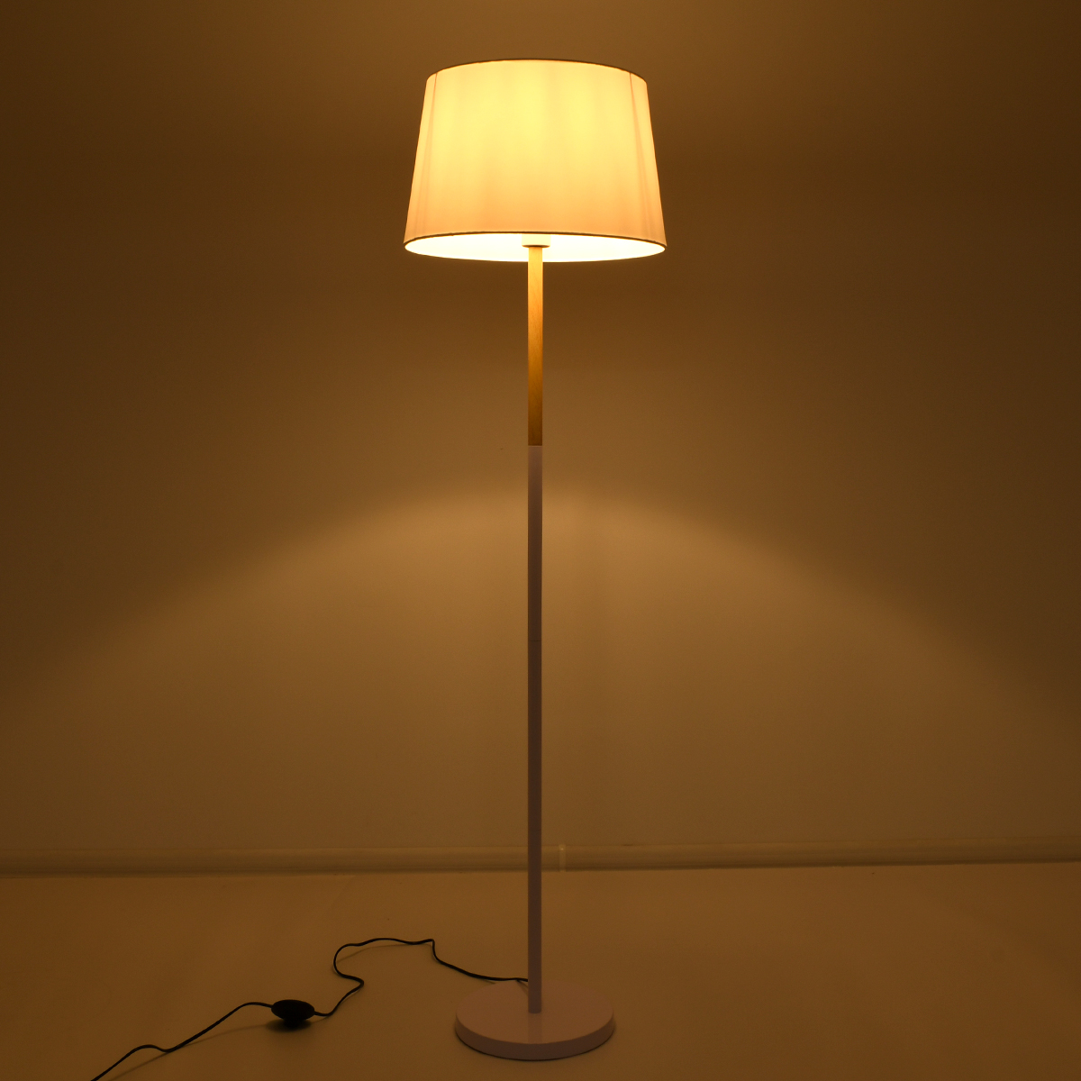 GloboStar® CEDAR 00828 Μοντέρνο Επιδαπέδιο Φωτιστικό Μονόφωτο 1 x E27 IP20 Λευκό Μέταλλο, Λευκό Ύφασμα με Μπεζ Ξύλο - Μ40 x Π40 x Υ148cm