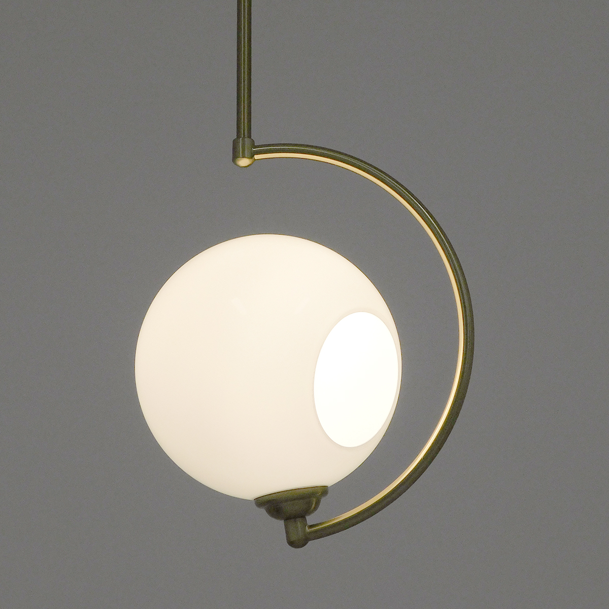 GloboStar® ISLA 00898 Μοντέρνο Φωτιστικό Οροφής Μπάλα Μονόφωτο 1 x E27 IP20 Χρυσό Μέταλλο με Λευκό Γυαλί - Μ20 x Π20 x Υ33cm