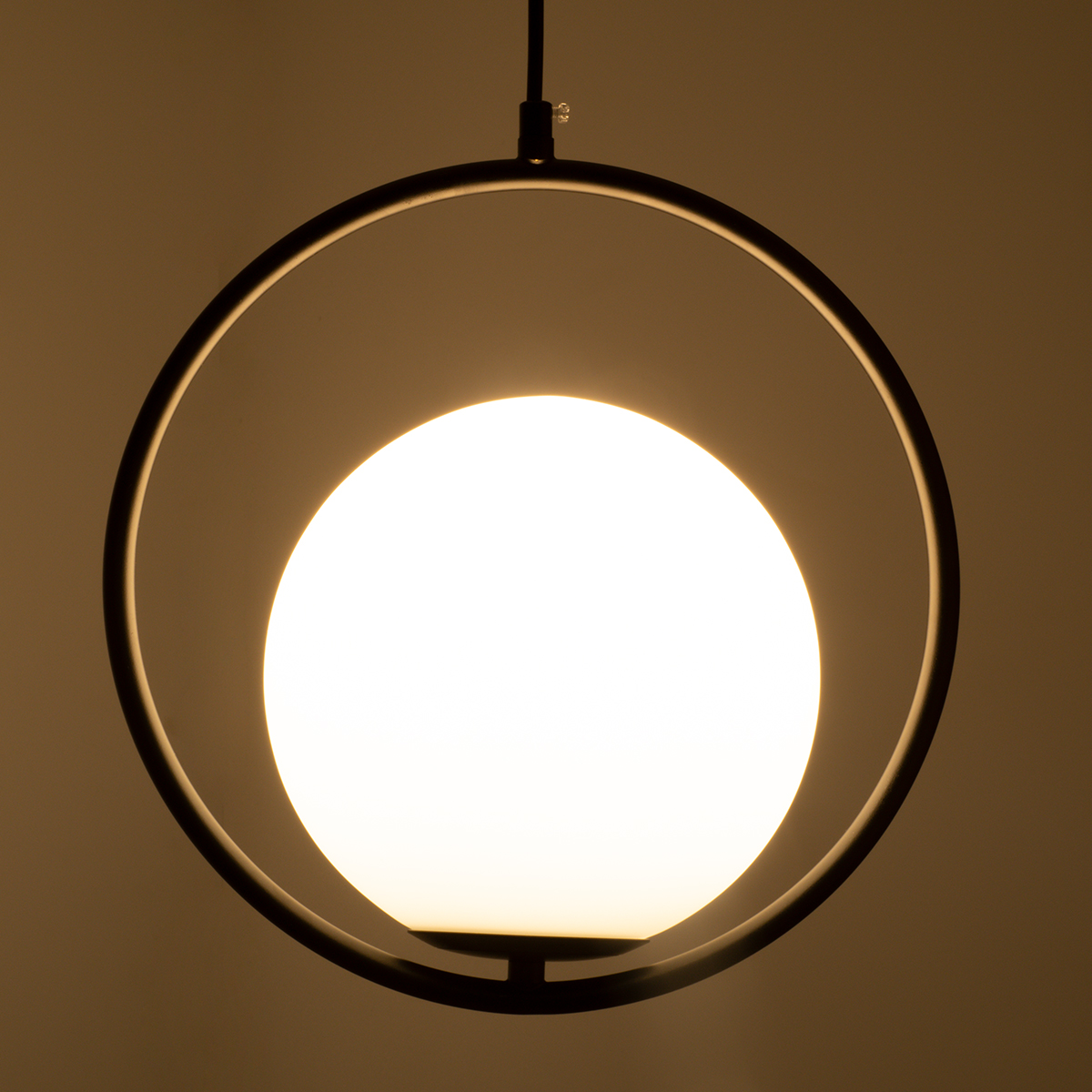 GloboStar® MADRID 00931 Μοντέρνο Κρεμαστό Φωτιστικό Μπάλα Μονόφωτο 1 x E27 IP20 Μαύρο Μέταλλο με Λευκό Γυαλί - Μ30 x Π20 x Υ30cm
